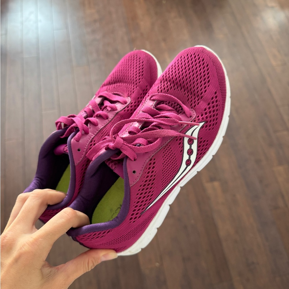 Saucony Grid Ideal Lightweight Women's Running Shoes in pink berry colour